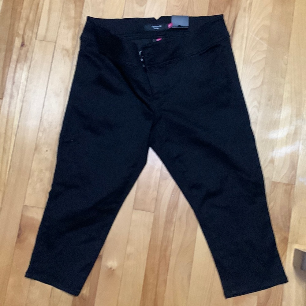 Snug fit skinny leg black capris